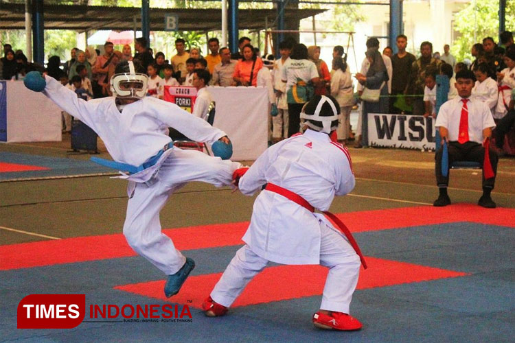 Para karateka berlaga di Kejuaraan karate INKANAS se-Kediri Raya (FOTO: Yobby/Times Indonesia)