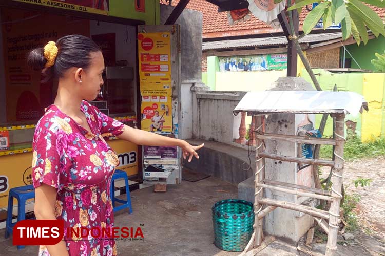 Pemilik toko menunjukkan tempat di mana bensin ecerannya dicuri. (Foto: Rizky Putra Dinasti/TIMES Indonesia).