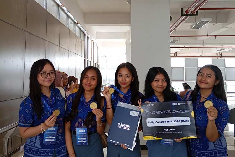 Tim SMAN 1 Denpasar sebagai peraih International Youth Scientist Association Grand Award 2024 pada kompetisi International Youth Science Fair 2024 di MCC Malang, Sabtu (2/3/2024). (Foto: Dinda Amorita/TIMES Indonesia) 