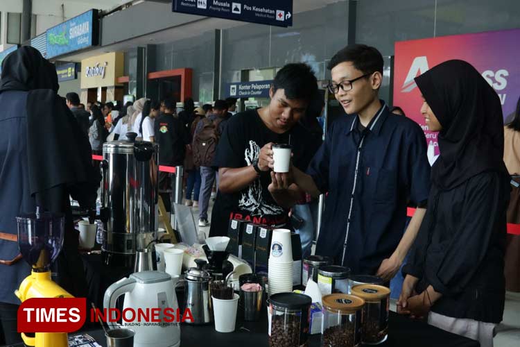Penumpang kereta di Stasiun Gubeng Surabaya dapat menikmati kopi gratis selama dua hari berturut-turut, Sabtu (2/3/2024).(Foto : Lely Yuana/TIMES Indonesia)