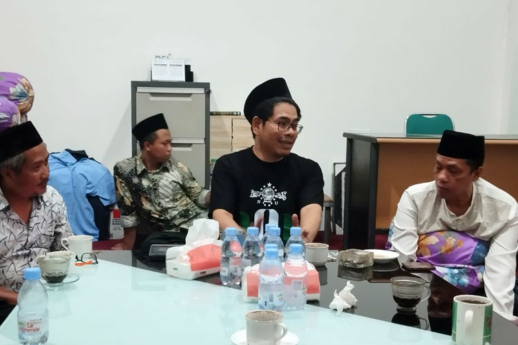 Ketua RMI PWNU Jawa Timur, K.H. M. Iffatul Lathoif, dan jajarannya. (FOTO: Dok RMI PWNU Jatim)