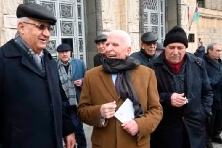 Azzam Al-Ahmad, anggota komite Fatah dan Komite Eksekutif Organisasi Pembebasan Palestina (PLO) keluar setelah pertemuan intra-Palestina di Moskow. (FOTO: CNN/AP).