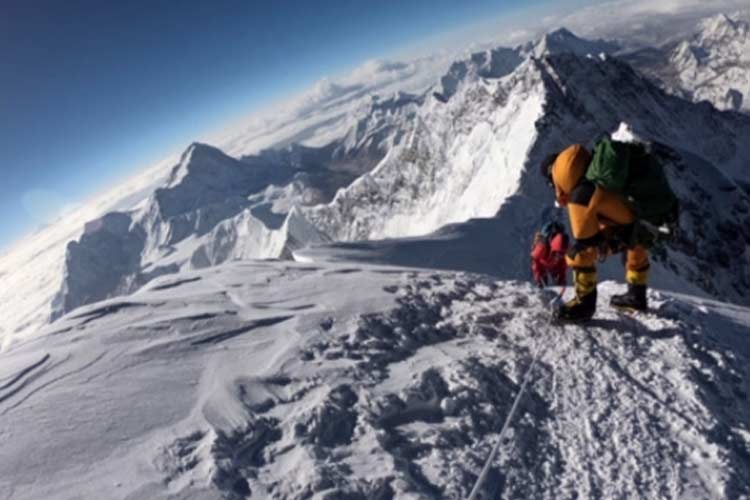 Para pendaki gunung sedang menuju puncak Gunung Everest, saat mereka mendaki dari sisi selatan Nepal. (Foto: AFP)