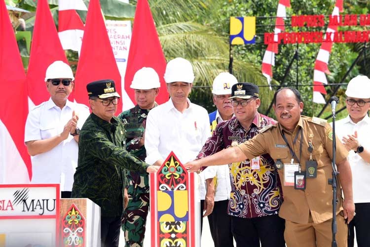 Menteri PUPR RI Dampingi Presiden RI Jokowi Resmikan 10 Ruas Inpres Jalan Daerah di Kaltim Senilai Rp561 Miliar