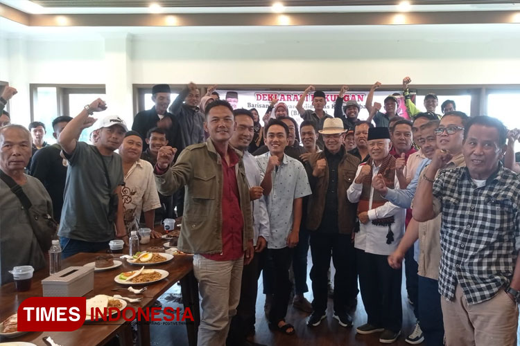 Bupati Majalengka periode 2018-2023, H Karna Sobahi bersama relawan Barokah. (FOTO: Jaja Sumarja/TIMES Indonesia)