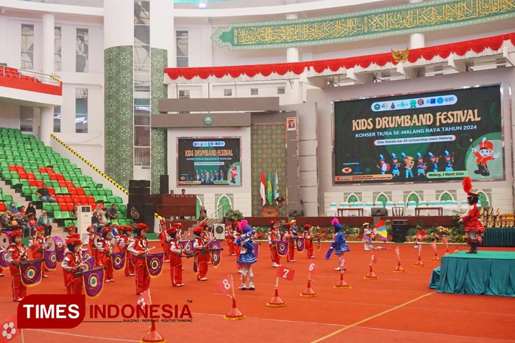 Gelaran Kids Drumband Festival yang digelar di Unisma, Minggu (3/3/2024). (Foto: Achmad Fikyansyah/TIMES Indonesia) 