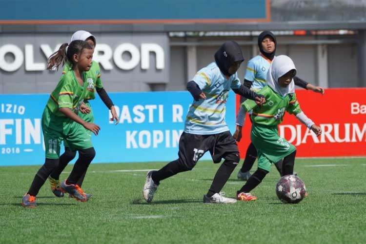 Tim SDN Jambean 02 Pati (hijau) berjibaku mmembenamkan ambisi SD Mu Birrul Walidain Kudus (biru muda) saat pertandingan final MilkLife Soccer Challenge - Kudus Series 1 2024 kategori U 10. (FOTO: MilkLife Soccer Challenge for TIMES Indonesia)