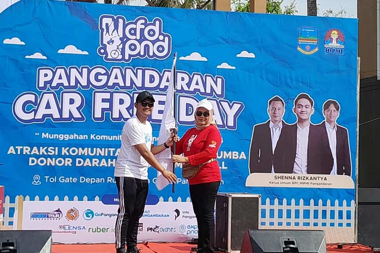 Serahterima panji car free day dari Ketua Pelaksana ke Ketua KORMI (dokumentasi HIPMI)