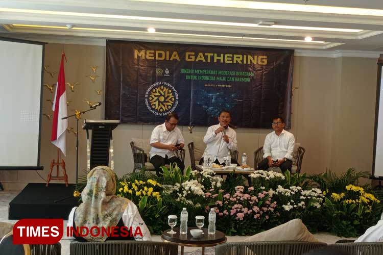 Kepala Badan Litbang dan Diklat Kemenag Suyitno (tengah) bersama Staf Khusus Menag bidang media dan komunikasi publik Wibowo Prasetyo (kiri) dalam acara media gathering. (FOTO: Fahmi/TIMES Indonesia)