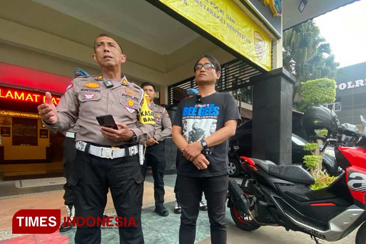 Pengemudi yang marah saat ditegur merokok memberikan klarifikasi dan permintaan maaf didampingi pihak Satlantas Polresta Malang Kota di Mapolresta Malang Kota. (Foto: Rizky Kurniawan Pratama/TIMES Indonesia)