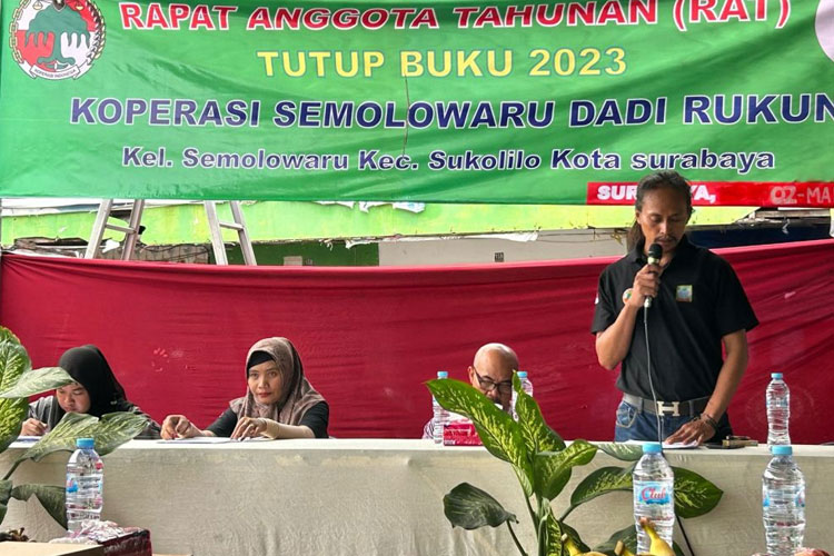 Para Pengurus KSDR saat memimpin Rapat Anggota Tahunan (RAT) Tutup Buku 2023 di Pasar Semolowaru Surabaya, Sabtu (2/3/2024).(Foto : Lely Yuana/TIMES Indonesia)
