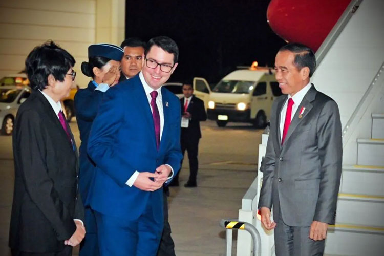 Presiden Joko Widodo (kanan) tiba di Bandara Jet Base, Melbourne, Australia, pada Senin malam (4/3/2024). (Foto: Biro Pers Sekretariat Presiden RI)