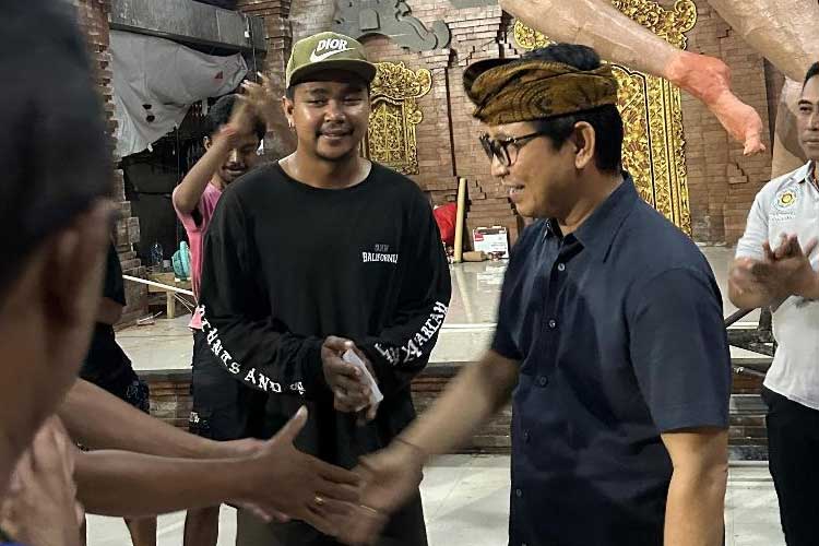 Sekda Badung Wayan Adi Arnawa kunjungi Sekaa Teruna Banjar Buana Asri dan Banjar Bumi Mekar Sari Dalung Permai yang ogoh-ogohnya hangus dibakar oleh oknum tidak bertanggung jawab. (Foto: Prokopim Badung for TIMES Indenesia)