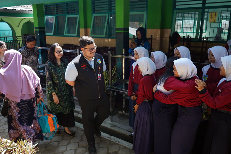 Bupati Kediri Hanindhito Himawan Pramana saat menyapa siswa SMA Boarding School (Foto/Diskominfo Kabupaten Kediri)