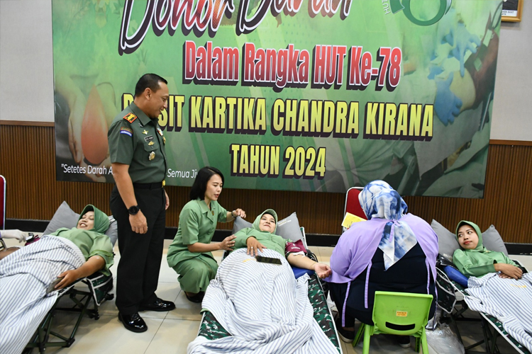 Peringatan Hari Ulang Tahun (HUT) ke-78 Persit Kartika Chandra Kirana (KCK), Koorcab Rem 083 PD V/Brw menyelenggarakan kegiatan donor darah yang berlangsung di Makorem 083/Bdj, Kota Malang. (Foto: Penrem 083 for Times Indonesia)