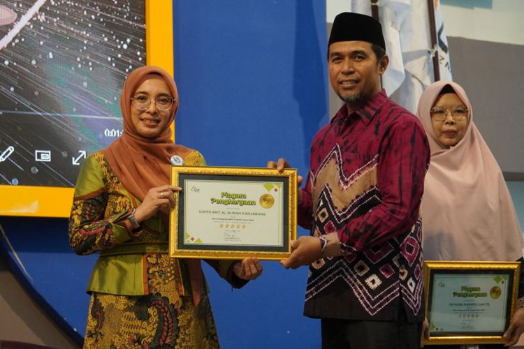 Penghargaan kepada KAN Jabung diberikan oleh Bapak Ozi Riyanto selaku Direktur Pemasaran & Kemitraan Laznas LMI kepada Eva Marliyanti selaku Presiden Direktur KAN Jabung. (FOTO: AJP TIMES Indonesia)