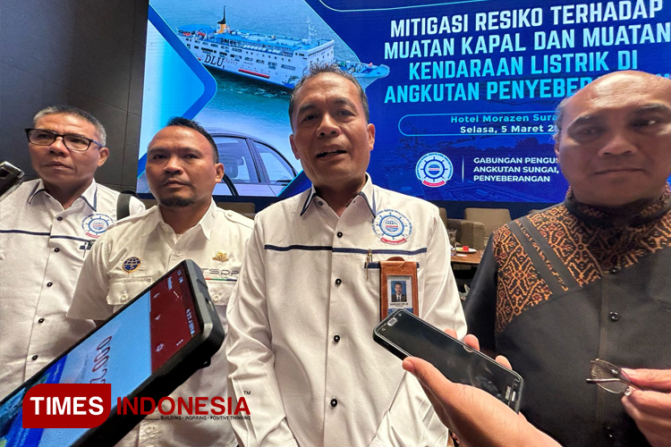 Ketua Umum Gapasdap Khoiri Soetomo saat memberikan keterangan terkait rancangan mitigasi resiko muatan kendaraan listrik dalam agenda FGD di Morazen Hotel Surabaya, Selasa (5/3/2024).(Foto : Lely Yuana/TIMES Indonesia)