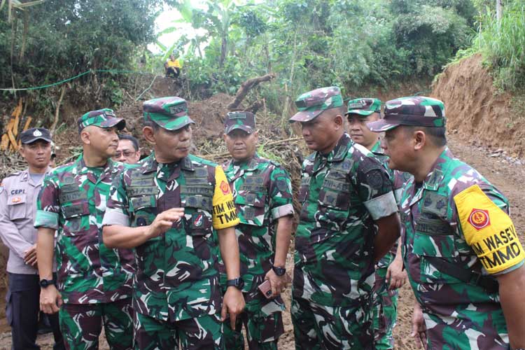 Tim Wasev meninjau lokasi sasaran TMMD ke-119 Kodim 0617 Majalengka. (FOTO: Kodim 0617 Majalengka for TIMES Indonesia)