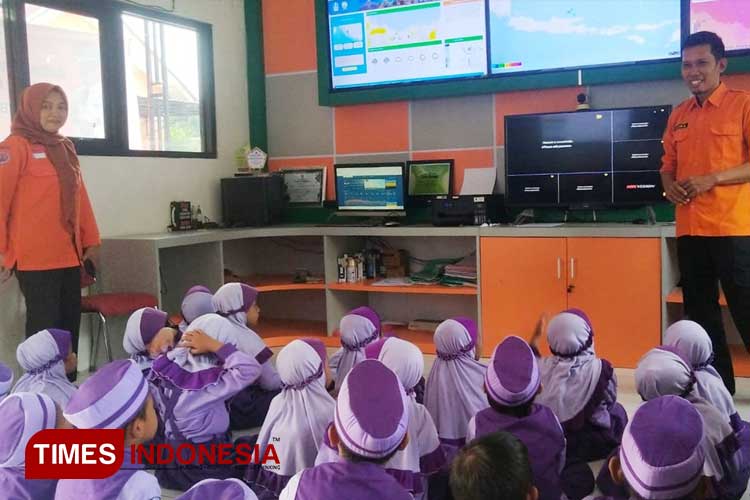 Sejumlah murid TK Anak Sholeh, mengunjungi Pusdalops BPBD Kota Probolinggo. (Foto: Sri Hartini/TIMES Indonesia)