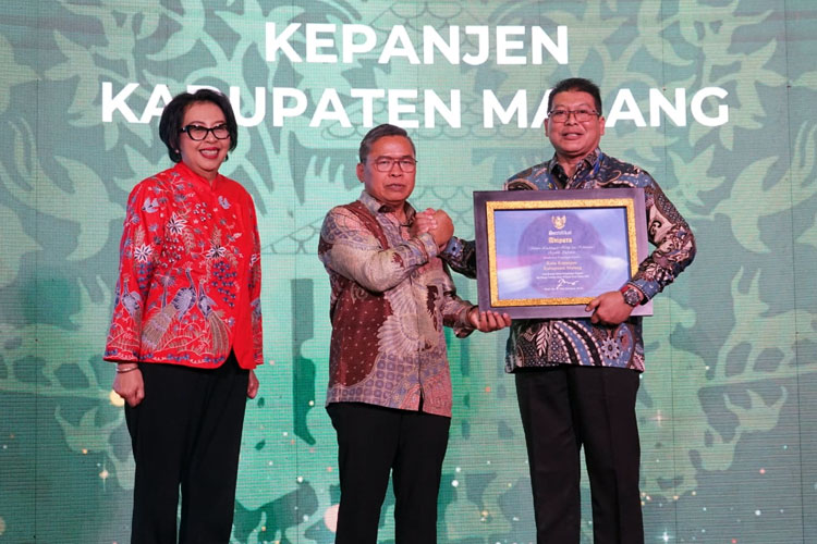 Wabup Malang, Didik Gatot Subroto, saat menerima penghargaan Sertifikat Adipura Tahun 2023 Kategori Kota Kecil, yang diserahkan Wakil Menteri Lingkungan Hidup dan Kehutanan RI, Alue Dohong, di Jakarta, Selasa (5/3/2024). (Foto Humas Prokopim)