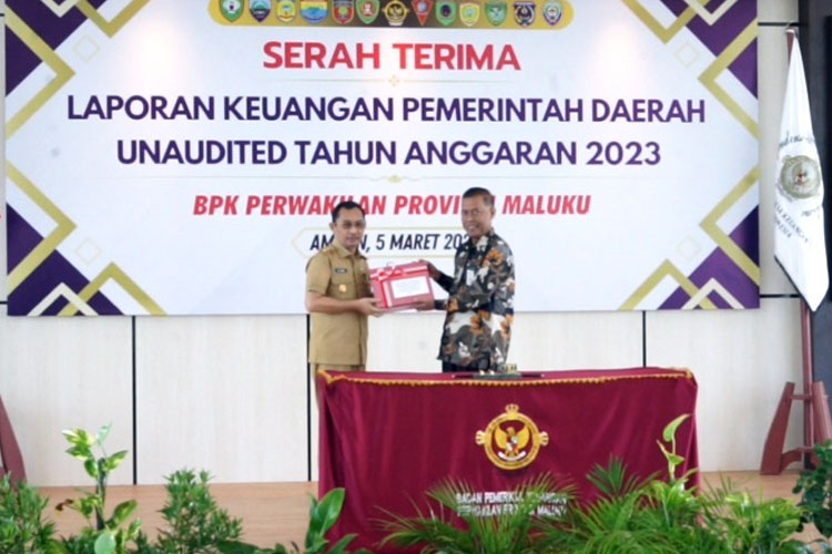 Wakil Gubernur Maluku Barnabas N Orno menghadiri serah terima Laporan Keuangan pemda Unaudited untuk Tahun Anggaran 2023, di Kantor BPK Perwakilan Provinsi Maluku, Selasa (5/3/2024). (Foto: Diskominfo Maluku)