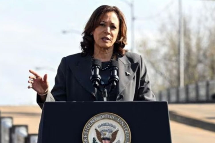 Wakil Presiden AS, Kamala Harris saat berbicara di Jembatan Edmund Pettus dalam acara memperingati 59 tahun 'Minggu Berdarah' di Selma, Alabama. (FOTO: Mint)