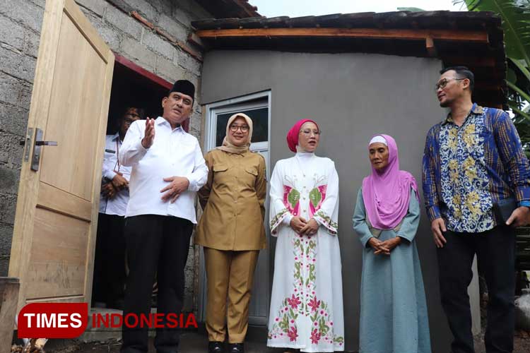 Peresmian hunian hasil bedah rumah oleh Bupati Banyuwangi, Ipuk Fiestiandani, dan Baznas. (Foto: Laila Yasmin/TIMES Indonesia)