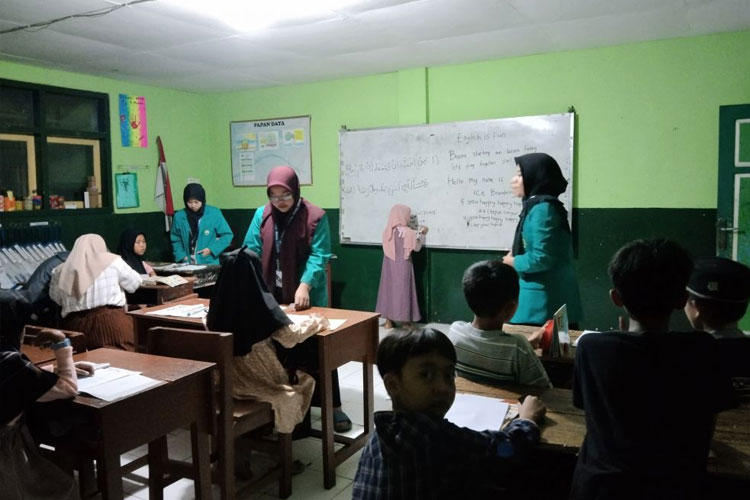 Kegiatan bimbingan belajar oleh Mahasiswa KSM-T Unisma Malang untuk siswa MI. Nurul Huda Desa Pajaran. (FOTO: AJP TIMES Indonesia)