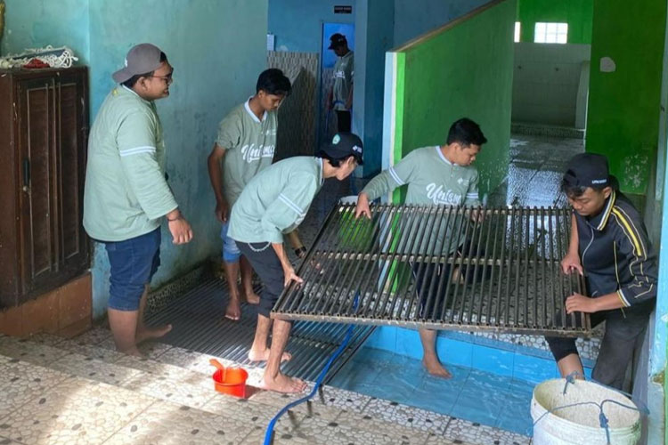 Kegiatan Mahasiswa KSM-T Unisma Malang saat membersihkan masjid/musholla di wilayah desa Wringinanom. (FOTO: AJP TIMES Indonesia)