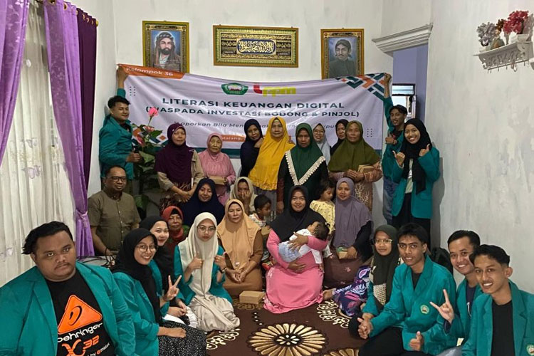 Pelatihan Literasi Keuangan Digital Bersama Ibu-Ibu Dusun Napel. (FOTO: AJP TIMES Indonesia)