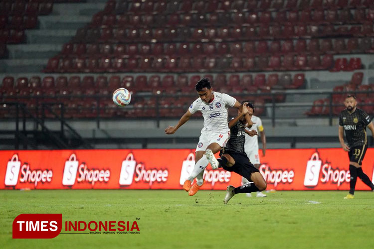 Pemain Arema FC saat berebut bola dengan pemain Bhayangkara FC. (Foto: Dok. Arema FC/TIMES Indonesia)
