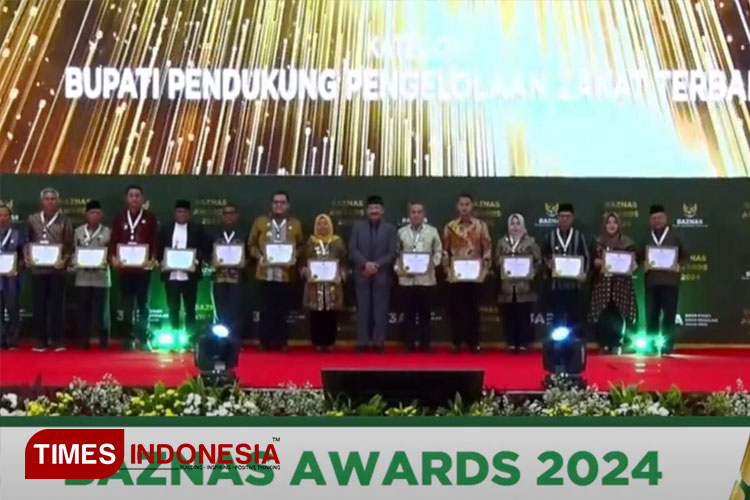 Pj Bupati Jombang Sugiat saat menerima Anugerah Baznas Award tahun 2024, Rabu (6/3/2024). (FOTO: dok. Pemkab Jombang For TIMES Indonesia)