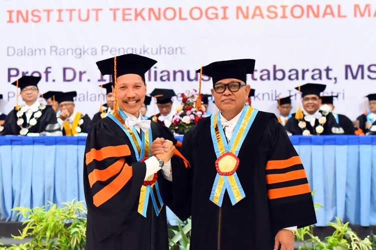 Pengukuhan Prof Julianus sebagai Gubes Bidang Teknik Industri oleh Ketua Senat, Prof. Dr. Eng. Ir.Abraham Lomi, MSEE, IPU, ASEAN Eng, Rabu (6/3/2024). (Foto: ITN Malang for TIMES Indonesia)