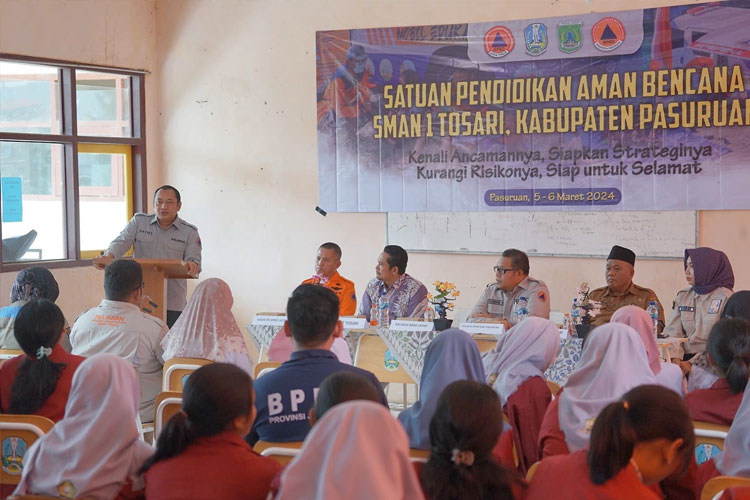 Kalaksa BPBD Jatim Gatot Soebroto saat membuka SPAB di SMAN 1 Tosari, Kabupaten Pasuruan, Selasa (5/3/2024). (FOTO: Dok.BPBD Jatim)