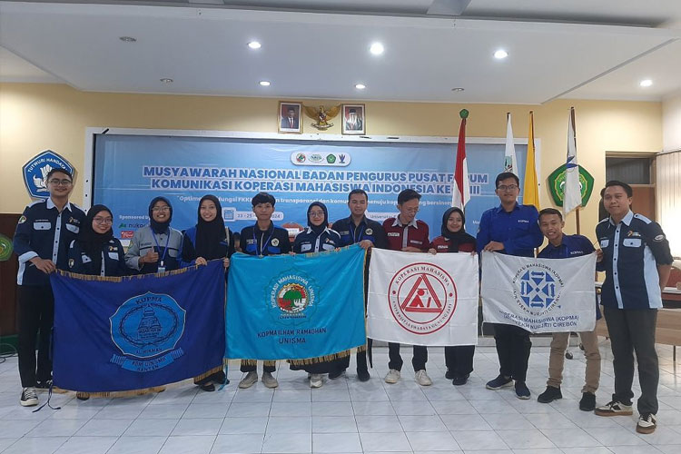 Foto bersama Ketua Umum dan BPP Forum Komunikasi Koperasi Mahasiswa Indonesia beserta Koperasi Mahasiswa Perguruan Tinggi Lainnya. (FOTO: AJP TIMES Indonesia)