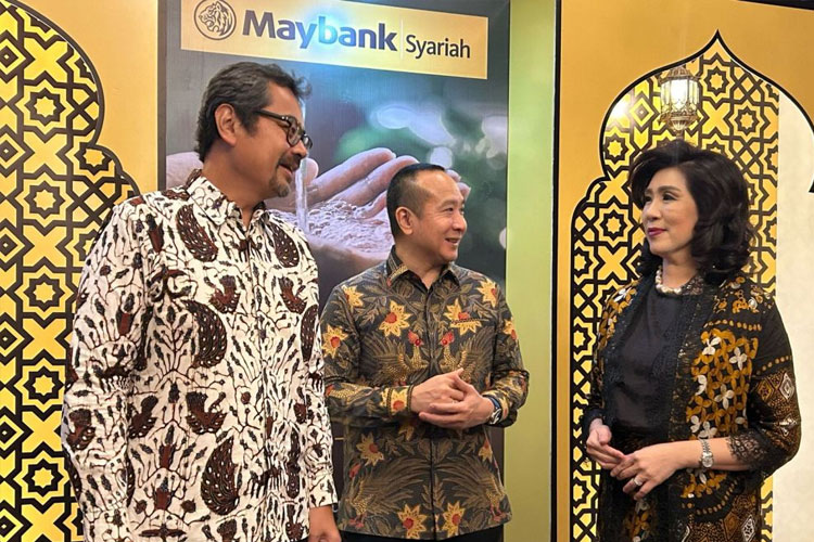 (kiri-kanan) Head of Shariah Banking Maybank Indonesia Romi Buchari, Community Financial Services Director Maybank Indonesia, Steffano Ridwan dan Regional Director Jatim, Bali & Nusra Maybank Indonesia, Indrajani Harsono, Selasa (5/3/2024).(Foto : Lely Yu