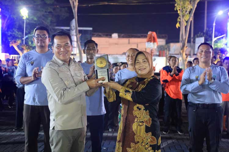 Pj Wali Kota Proboliggo Nurkholis saat menerima Piala Adipura. (Foto: Humas Pemkot Probolinggo for TIMES Indonesia)