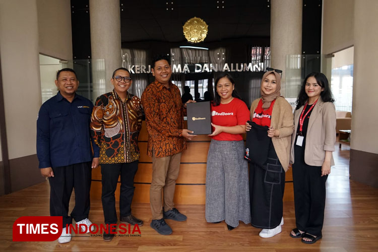 Pihak RedDoorz melakukan penandatanganan komitmen kerja sama dengan pihak UGM Yogyakarta. (Foto: Dok. TIMES Indonesia)