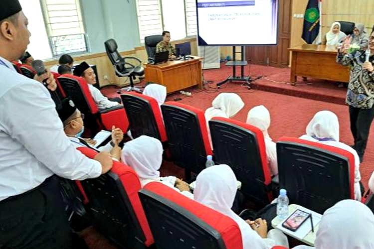 Rektor UIN Malang Prof Zainuddin saat memberikan materi terkait moderasi beragama kepada para peserta orientasi PPPK UIN Malang, Rabu (6/3/2024). (Foto: Humas UIN Malang)