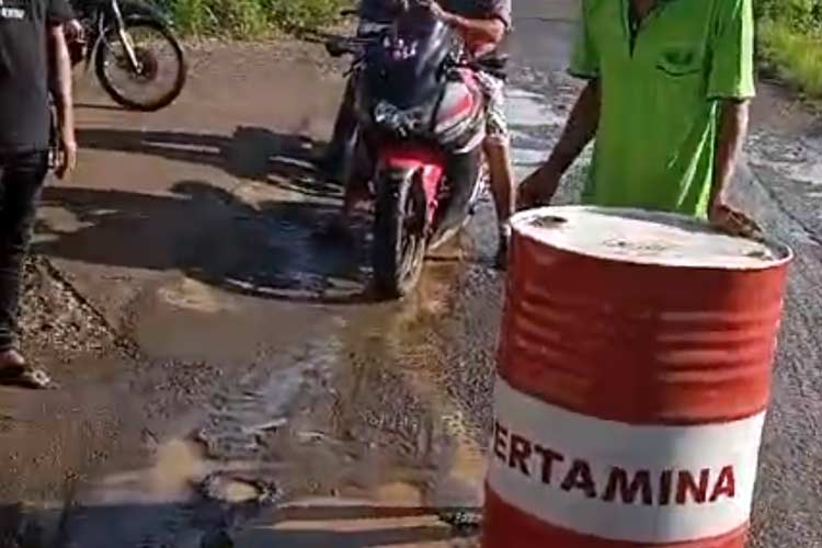 Warga Jatirejo Mojokerto Blokade Jalan Menuju Lahan Galian Tambang 