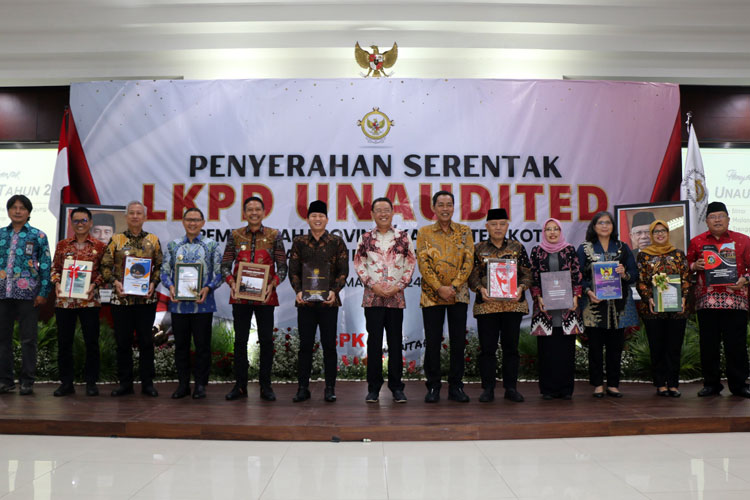 Wakil Bupati Kediri bersama kepala daerah lainnya saat penyerahan LKPD tahun 2023 (Foto/Diskominfo Kabupaten Kediri)