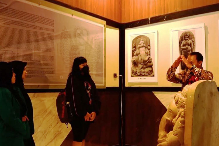 Pamong Budaya Ahli Muda Museum Singhasari Yossi Indra Hardyanto mendampingi Tim Rumah Budaya Unisma Malang di ruang pameran museum. (FOTO: AJP TIMES Indonesia)