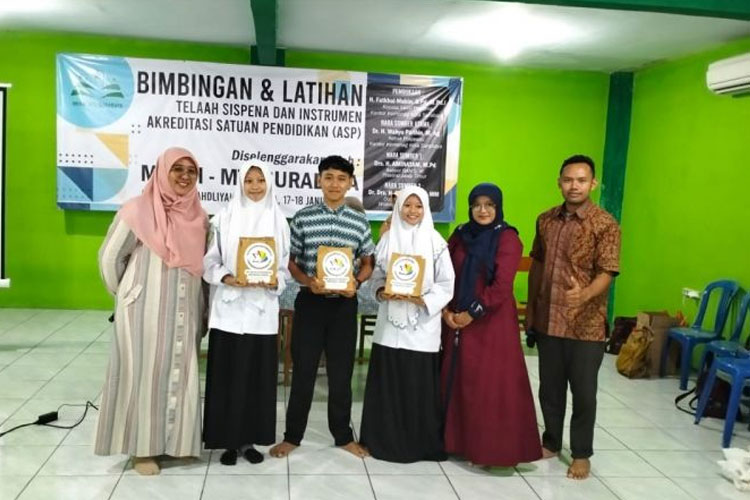 Tim Dosen Pengabdian Masyarakat Unisma Malang memberikan workshop penyusunan Business Model Canvas kepada siswa MA PK Wachid Hasyim Surabaya. (FOTO: AJP TIMES Indonesia)