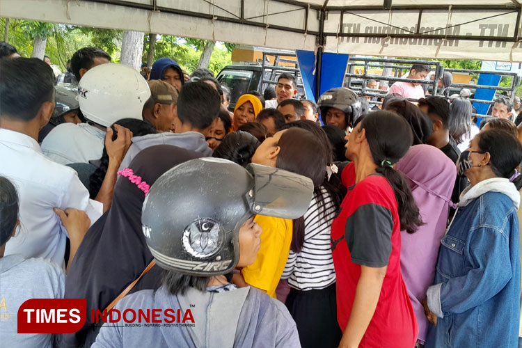 Warga Kota Waingapu saat antrean berebut kupon pengambilan beras. (FOTO: Habibudin/TIMES Indonesia)