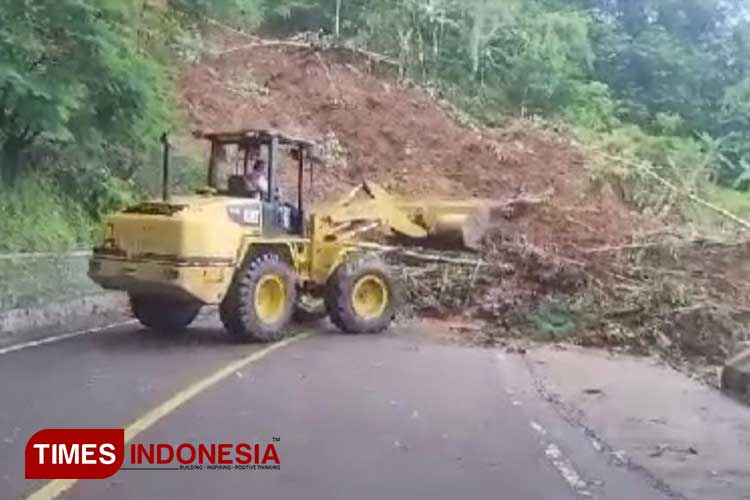 Jalur Penghubung Majalengka-Kuningan Putus Akibat Longsor, Arus Lalu Lintas Dialihkan