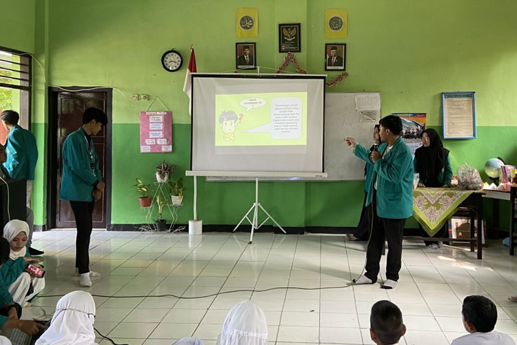 Mahasiswa KSM-T Unisma Malang saat menyampaikan materi sosialisasi Anti Bullying di SDN 01 Gunungrejo. (FOTO: AJP TIMES Indonesia)