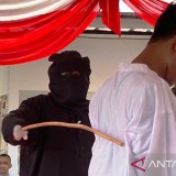 Algojo Beri Hukuman Cambuk 154 Kali kepada Pelaku Kekerasan Seksual di Aceh