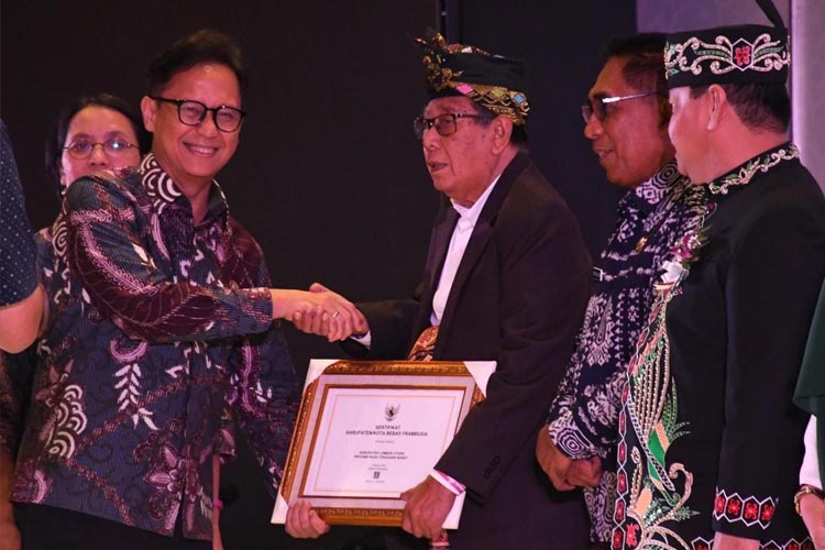 Bupati Lombok Utara, Djohan Sjamsu menerima penghargaan bebas Frambusia dari Kemenkes RI yang diserahkan pada puncak peringatan Hari Penyakit Tropis yang Terabaikan di Jakarta. (Foto: Prokopimda Lombok Utara for TIMES Indonesia)