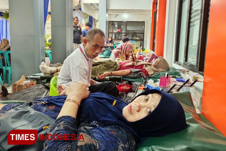 Petugas PMI Cabang Lamongan, Mohammad Ariful Ulum saat melayani warga yang mendonorkan darahnya melalui Klinik Sartika, Kamis (7/3/2024). (Foto: Moch. Nuril Huda/TIMES Indonesia)