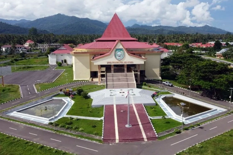 Kantor DPRD Provinsi Maluku Utara di Sofifi. (Foto: penamalut)